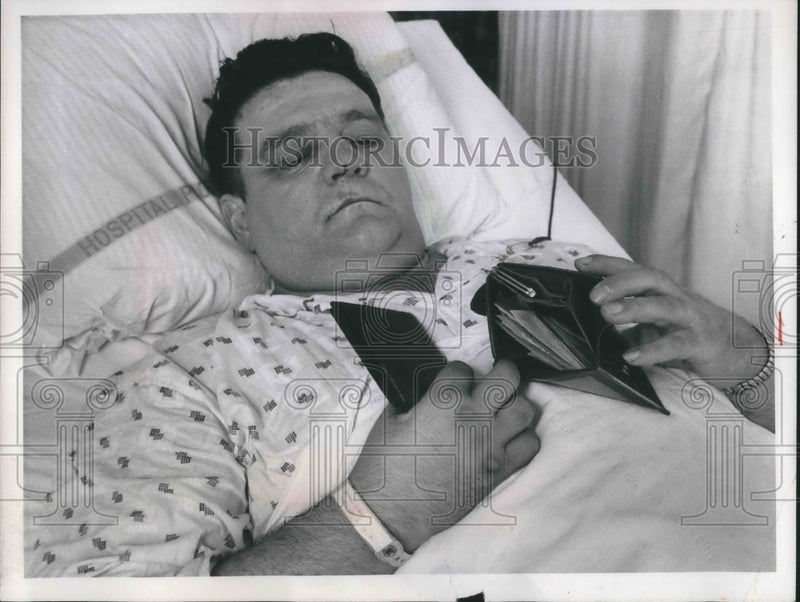 Load image into Gallery viewer, 1962 Press Photo Joseph Aires of Toledo, Ohio in hospital bed after robbery
