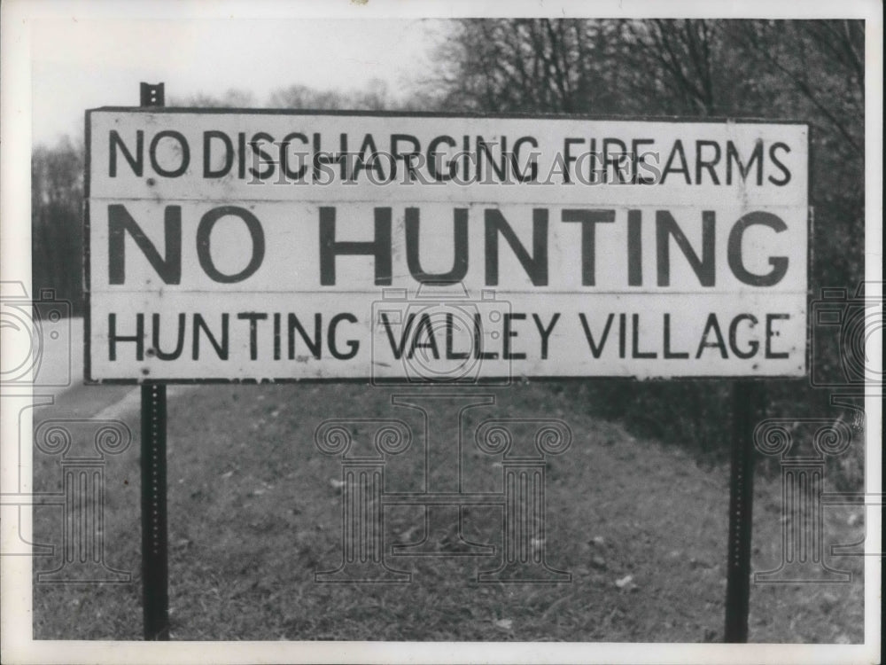 Press Photo Chagnin River Rd sign for No Hunting in Ohio - nec73852