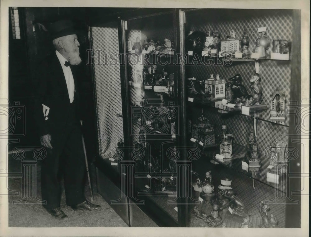 1939 Press Photo EL Alileey looks at knick knacks ina display