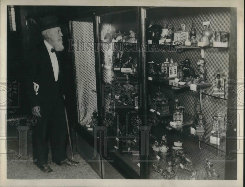 Load image into Gallery viewer, 1939 Press Photo EL Alileey looks at knick knacks ina display
