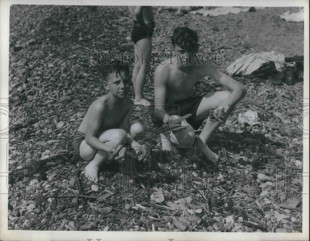 1946 Press Photo Albert Arselmi & Cay Sidwell Jr at Edgewater beach - nec73859