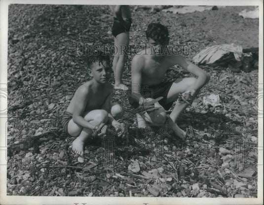 1946 Press Photo Albert Arselmi & Cay Sidwell Jr at Edgewater beach - nec73859