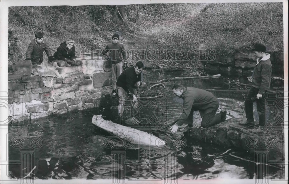 1967 Press Photo George Goodell, W Rbt Raymond, scoutmaster at Shaker Lakes, Oh