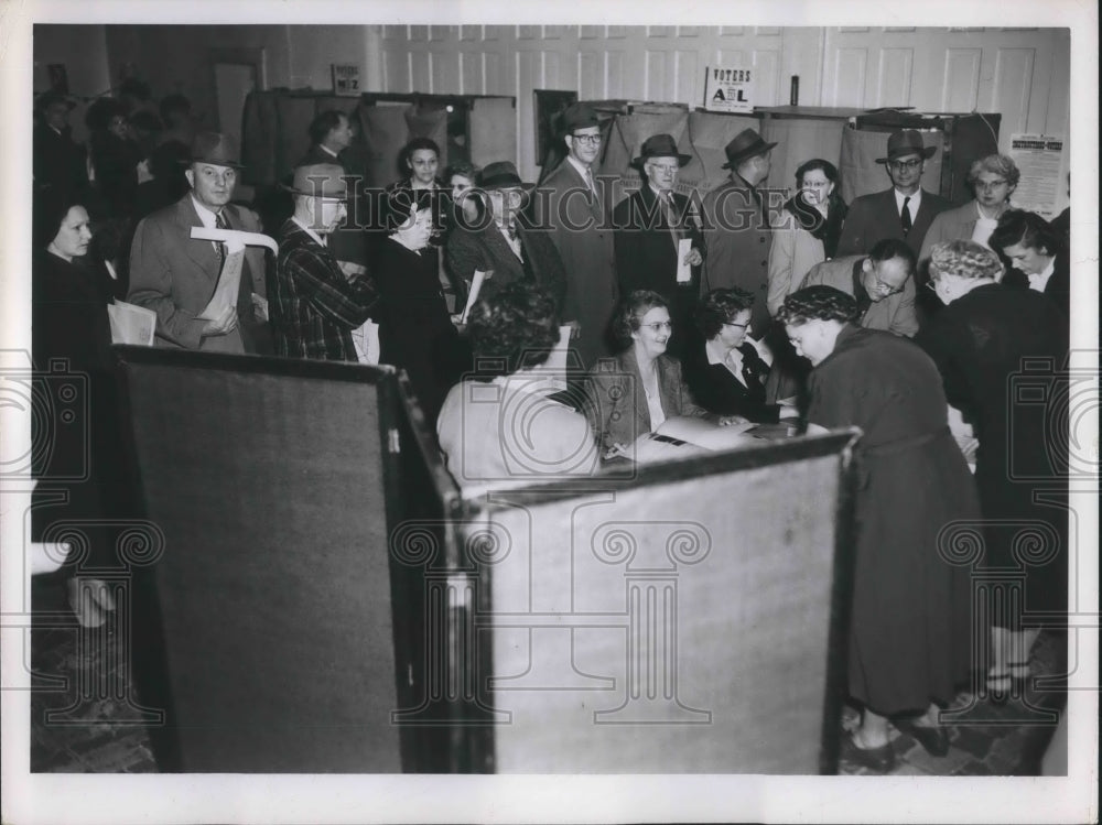 1952 Press Photo Voters in Rocky River, Ohio at the polls