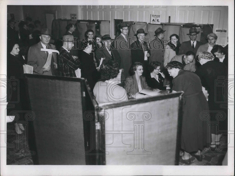 Load image into Gallery viewer, 1952 Press Photo Voters in Rocky River, Ohio at the polls
