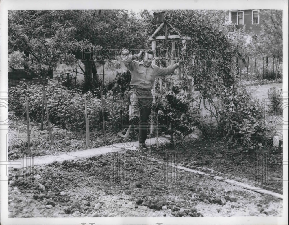 1953 Press Photo Jacob Gustineic in his Cleveland, Ohio garden- Historic Images