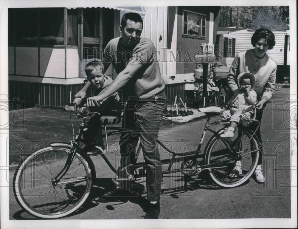 1967 Press Photo Mr &amp; Mrs Wm Smiley with kids on bikes in Cleveland, Ohio- Historic Images