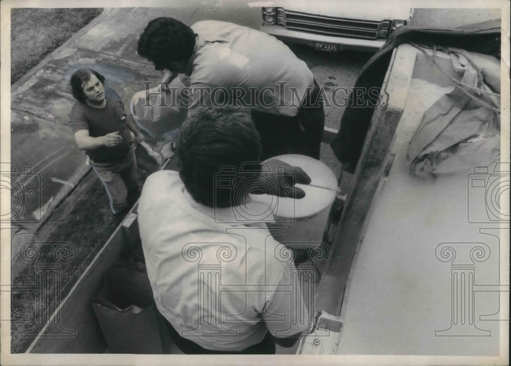 1973 Press Photo CEI workers Ross Lazzaro, Larry Kilpeck, Keith Goler at a store