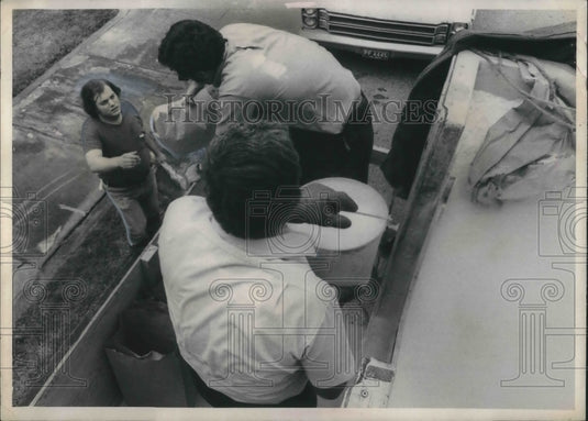 1973 Press Photo CEI workers Ross Lazzaro, Larry Kilpeck, Keith Goler at a store