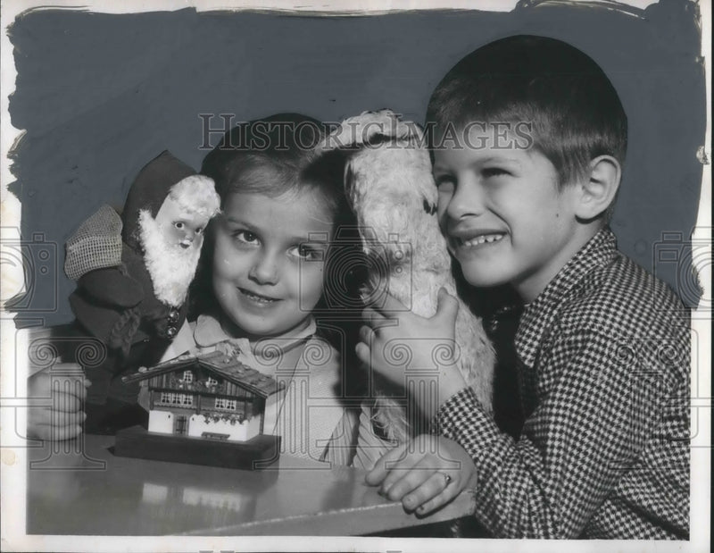 Load image into Gallery viewer, 1954 Press Photo Linda Sophing &amp; Timmy Machan

