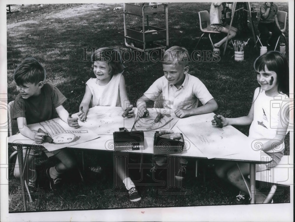 1966 Press Photo Lakewood Elementary Art class students coloring outdoors