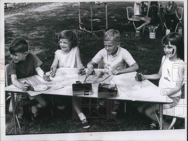 Load image into Gallery viewer, 1966 Press Photo Lakewood Elementary Art class students coloring outdoors

