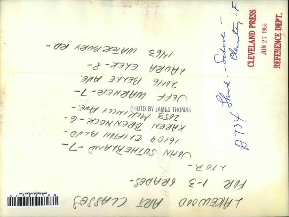 1966 Press Photo Lakewood Elementary Art class students coloring outdoors