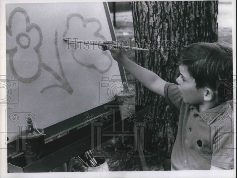 Load image into Gallery viewer, 1960 Press Photo Lakewood art class, Wesley Stewart age 6 in Cleveland
