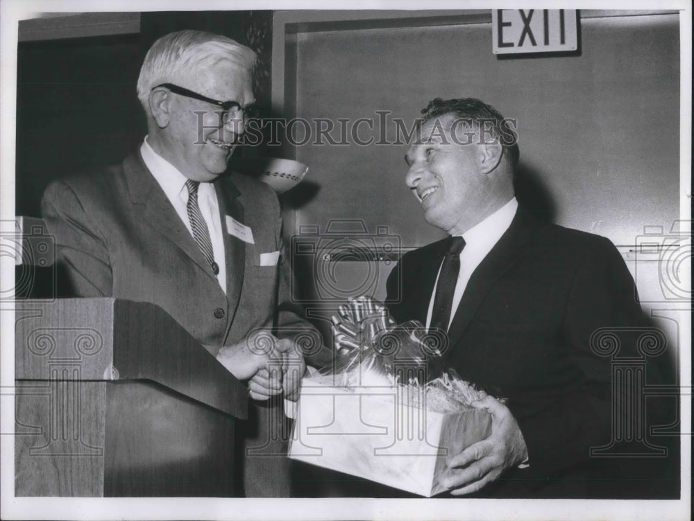 1965 Press Photo Jesse T Smith Yellow Cab pres & Joseph Bakst cabby of year