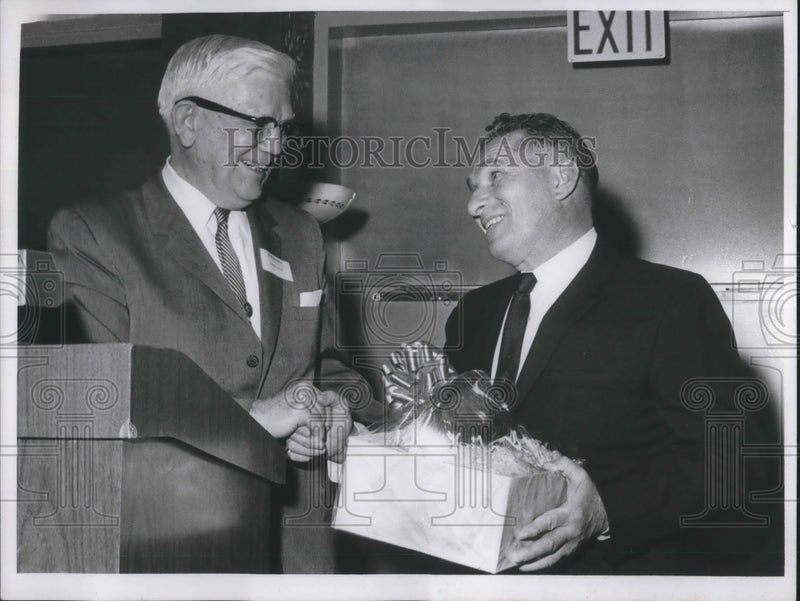 Load image into Gallery viewer, 1965 Press Photo Jesse T Smith Yellow Cab pres &amp; Joseph Bakst cabby of year
