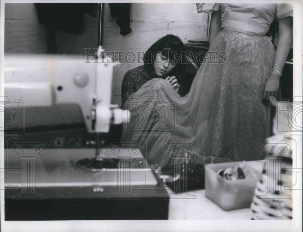 1967 Press Photo Mary Patrice Shelley, Playhouse actress sewing a costume