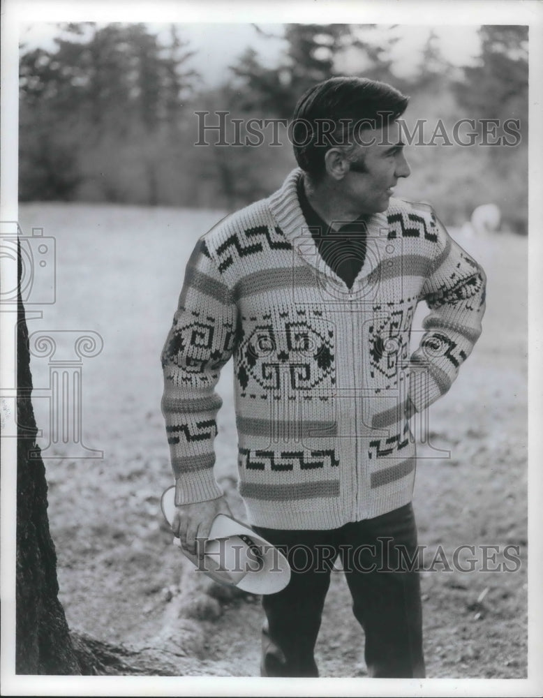 Press Photo Outdoor westerner sweater fashion for men - nec73963