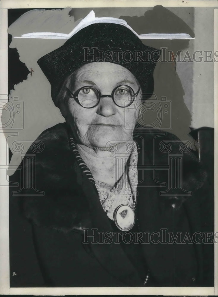 Load image into Gallery viewer, 1932 Press Photo Mrs Mary Mooney mom of bomber Tom Mooney
