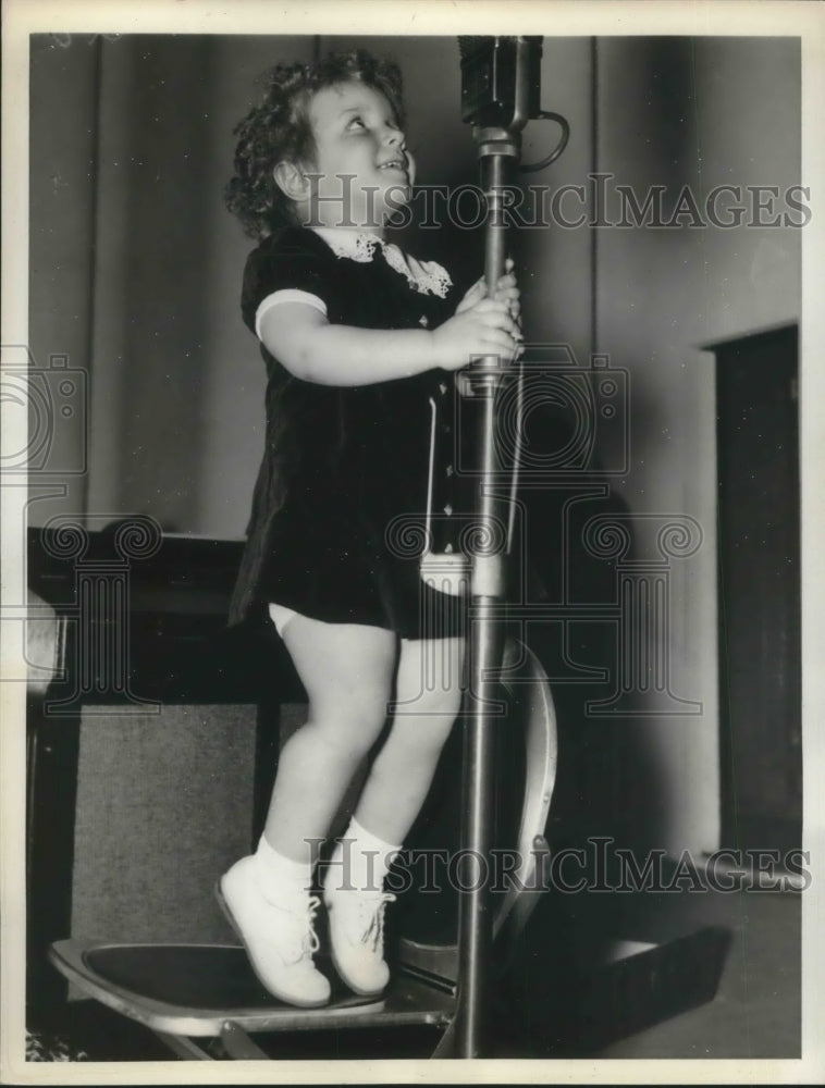 1937 Press Photo NYC Mary Ann Mullica. age 3 memory feats on broadcast radio