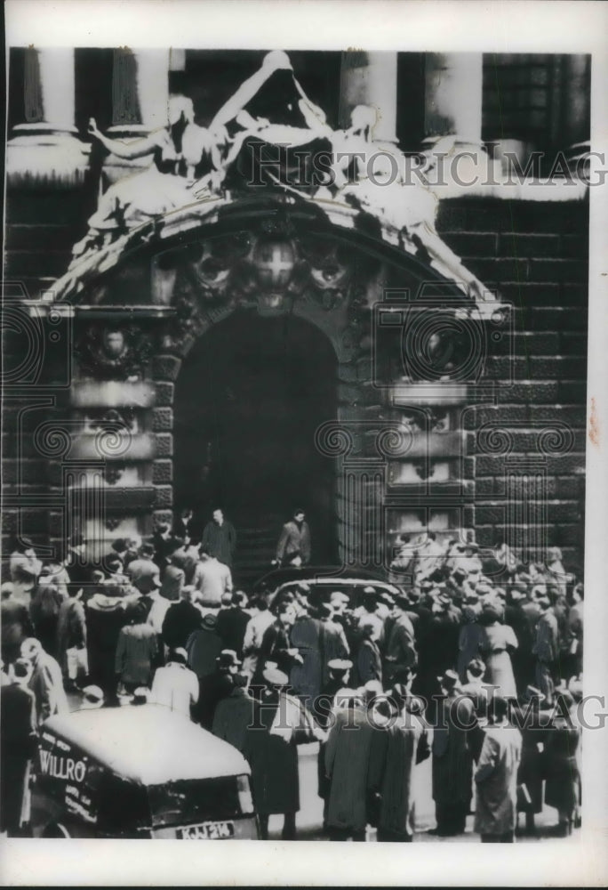 Load image into Gallery viewer, 1950 Press Photo London, Crowd at the Old Bailey for Dr Klaus Fuchs trial
