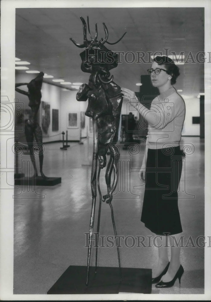 Load image into Gallery viewer, 1961 Press Photo Chicago Marilyn Pokorni at Art Institute &amp; Rbt Hunt work
