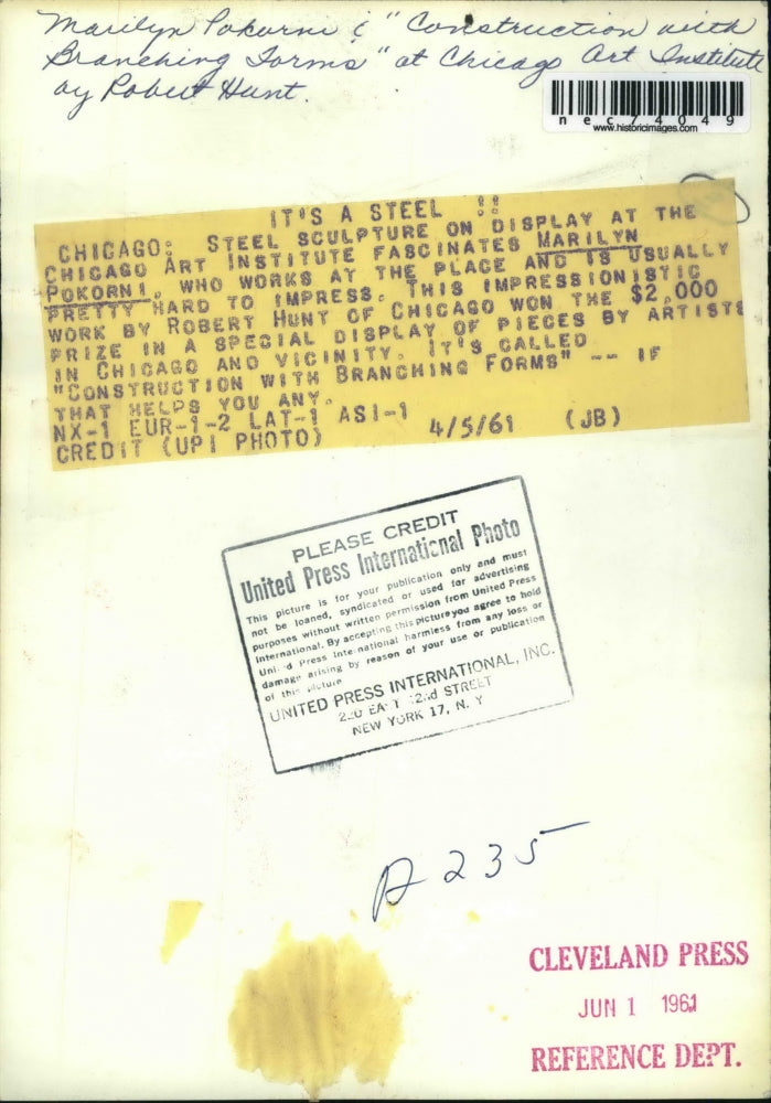 1961 Press Photo Chicago Marilyn Pokorni at Art Institute & Rbt Hunt work