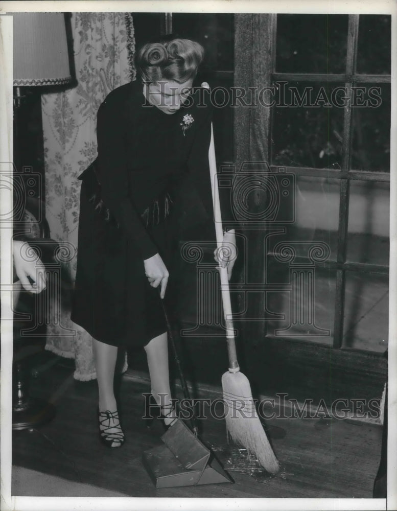 1942 Press Photo LA, Calif Mrs Evelyn McKee at her home, child custody case