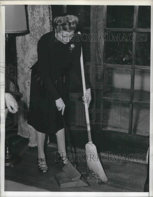 1942 Press Photo LA, Calif Mrs Evelyn McKee at her home, child custody case