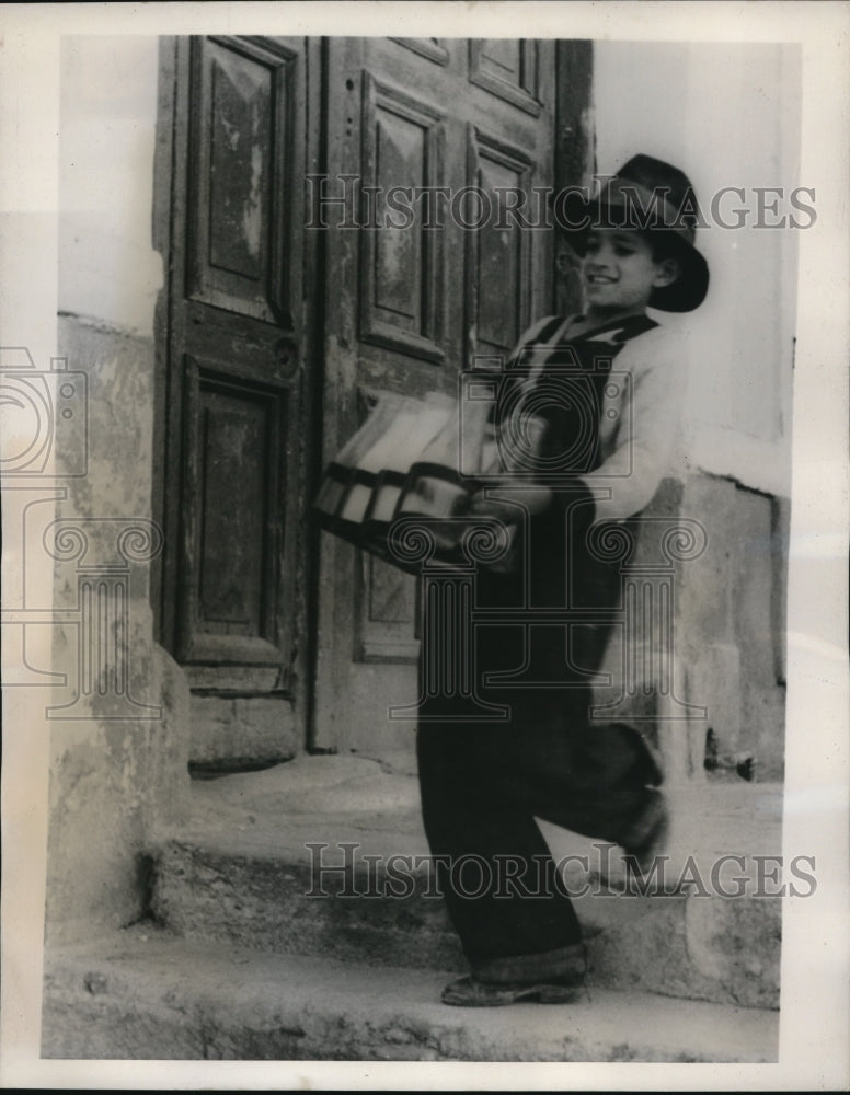 1940 Press Photo A young milk man delivers bottles from door to door- Historic Images