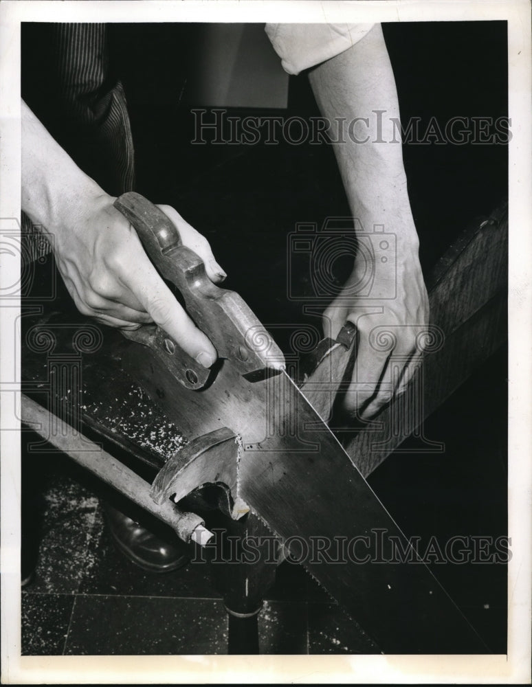 1943 Press Photo Mr Hunt doing carpentry work with his saw