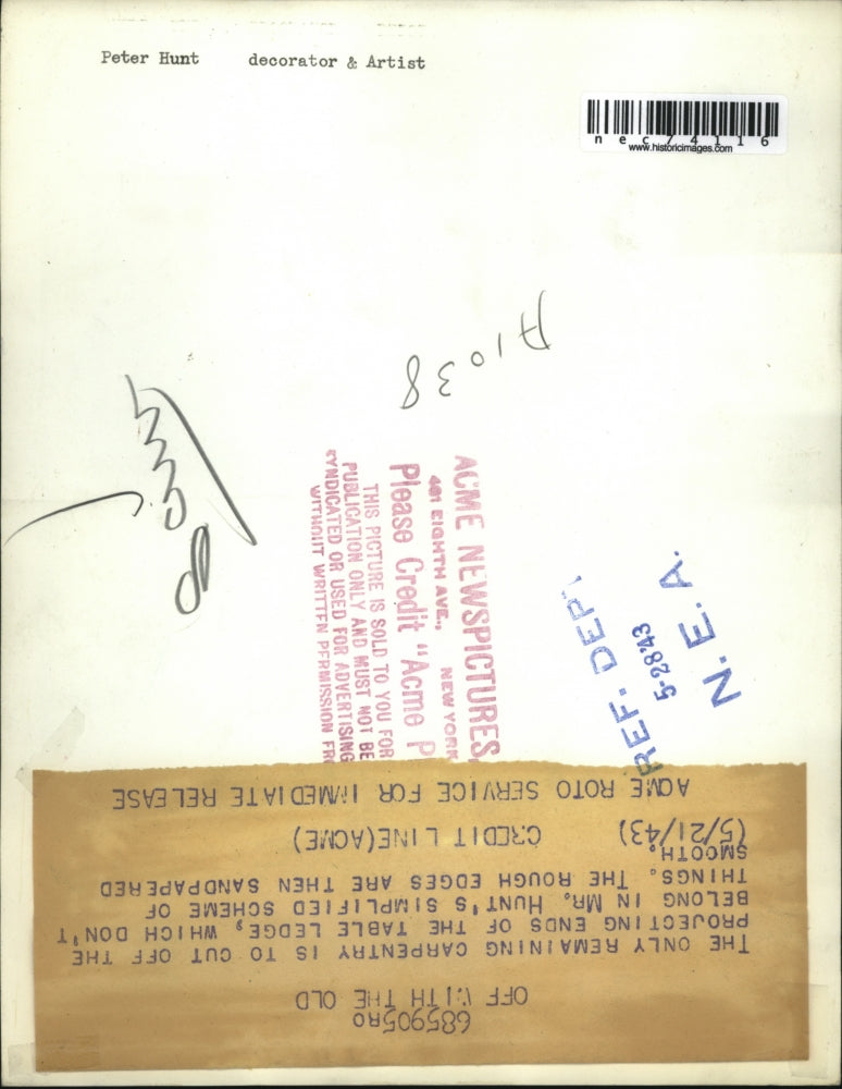 1943 Press Photo Mr Hunt doing carpentry work with his saw