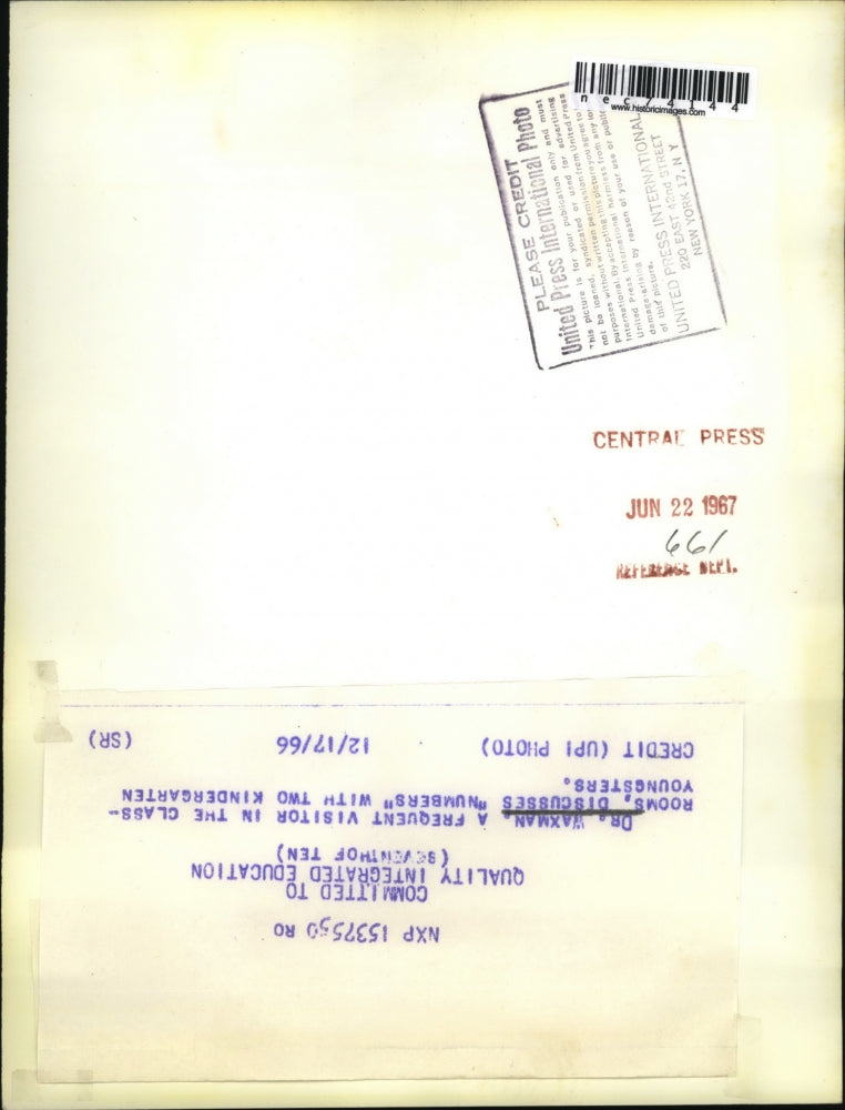 1966 Press Photo Dr Waxman visits with kindergarten class