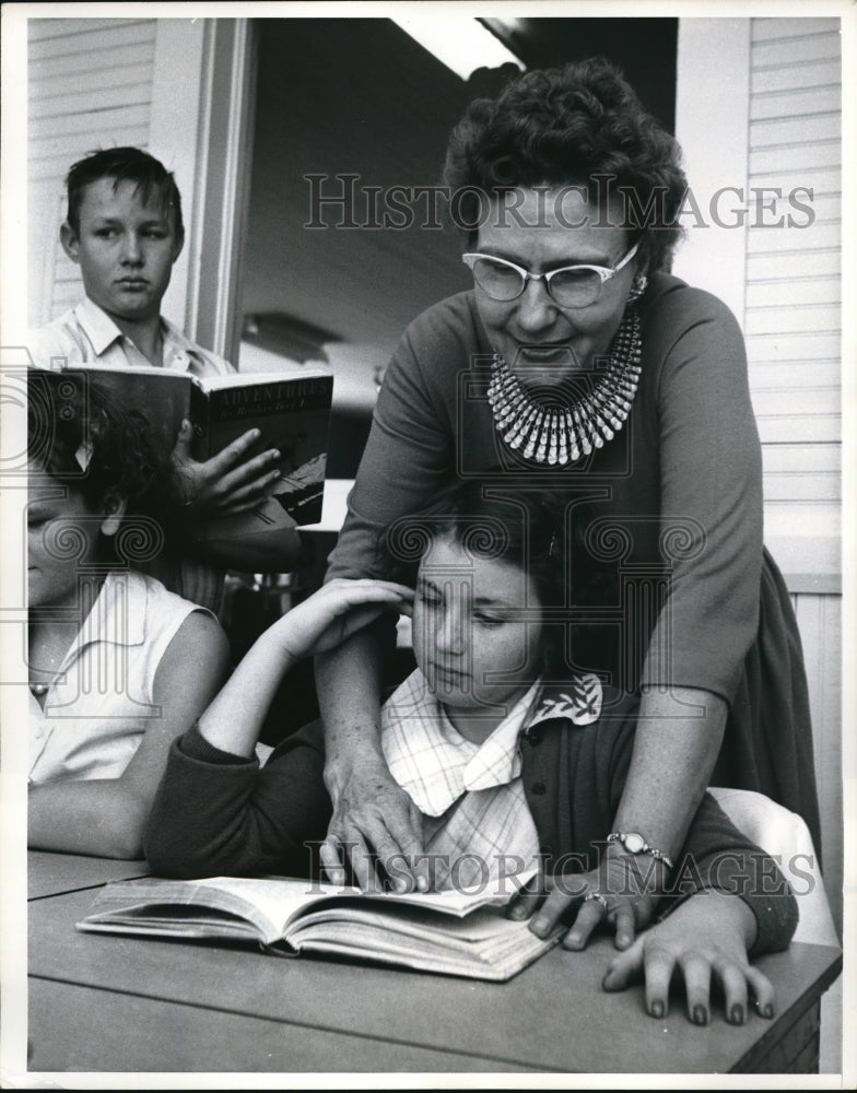 Load image into Gallery viewer, 1963 Press Photo Mrs Agnes Wilkins &amp; class at Duette School

