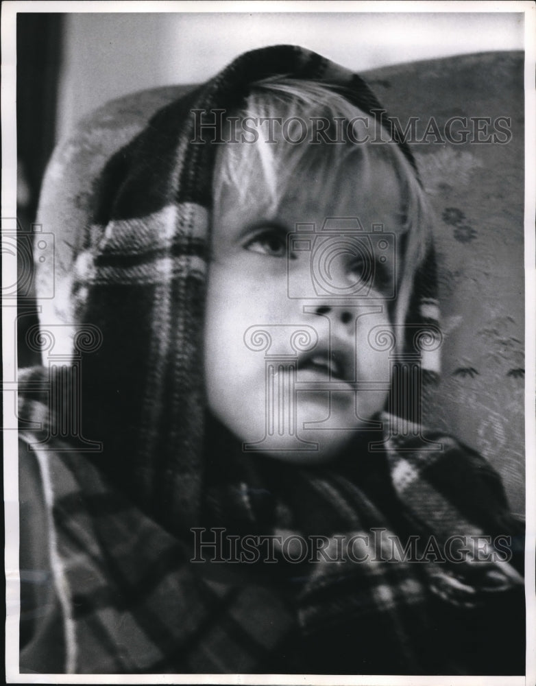 1962 Press Photo Deidre Sullivan in a scarft & coat looks for Easter wear