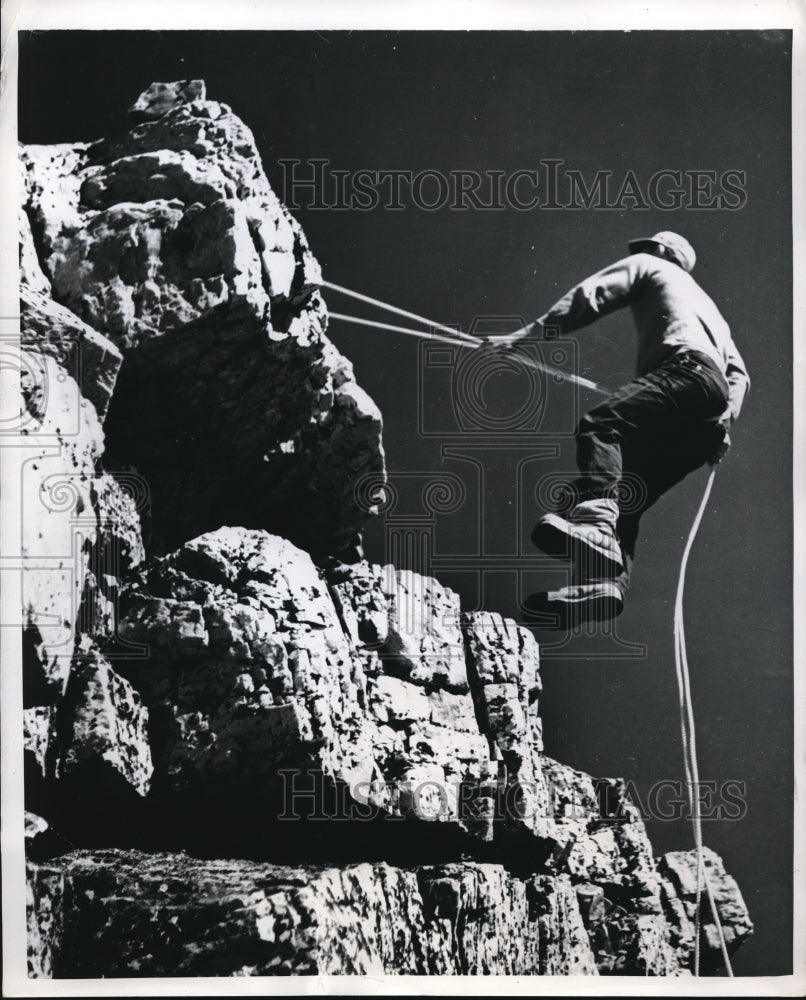 1953 Press Photo Climber on Mount Edith Cavell in Jasper Natl Park in Canada- Historic Images