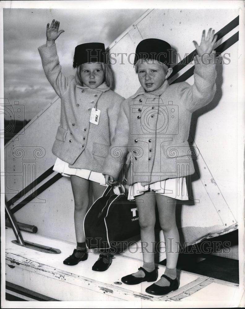 1955 Press Photo NYC, Catherine & Joanie Tucker, dad is TWA airline pilot