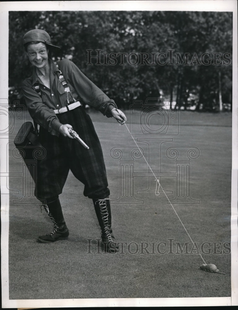 Load image into Gallery viewer, 1946 Press Photo Mrs Larry Wentz wins prize with rubber mouse on a leash
