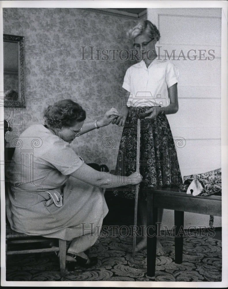 Load image into Gallery viewer, 1958 Press Photo Mrs Blankenship to sew a new dress for her daughter
