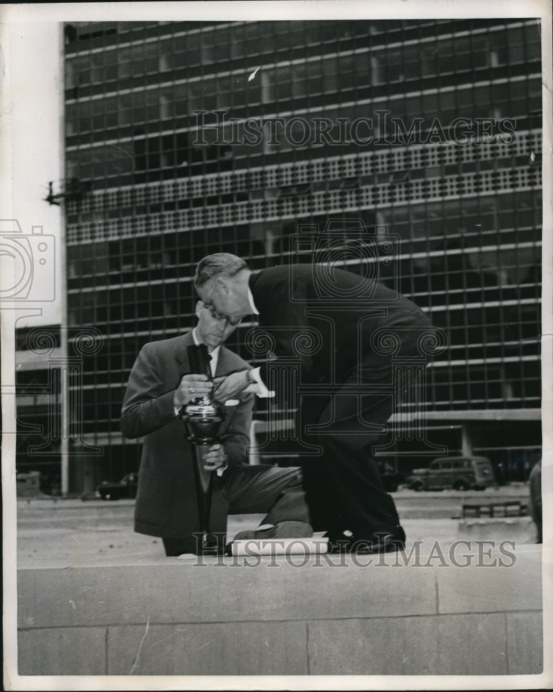 Load image into Gallery viewer, 1951 Press Photo Pete Sandberg &amp; Dr Ca Iverson to light a torch
