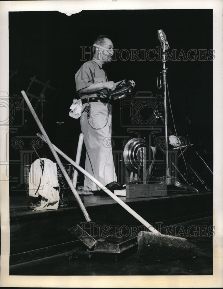 1944 Press Photo Archie Dropper on stage for music performance