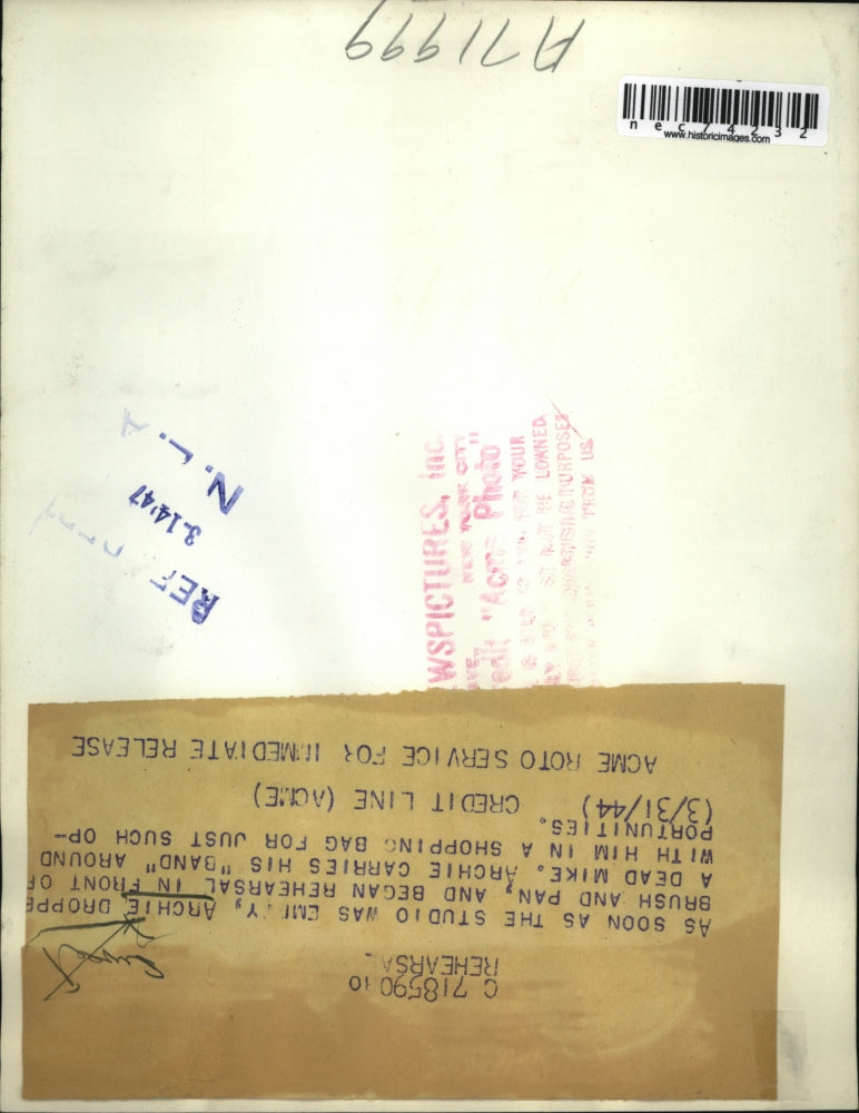 1944 Press Photo Archie Dropper on stage for music performance