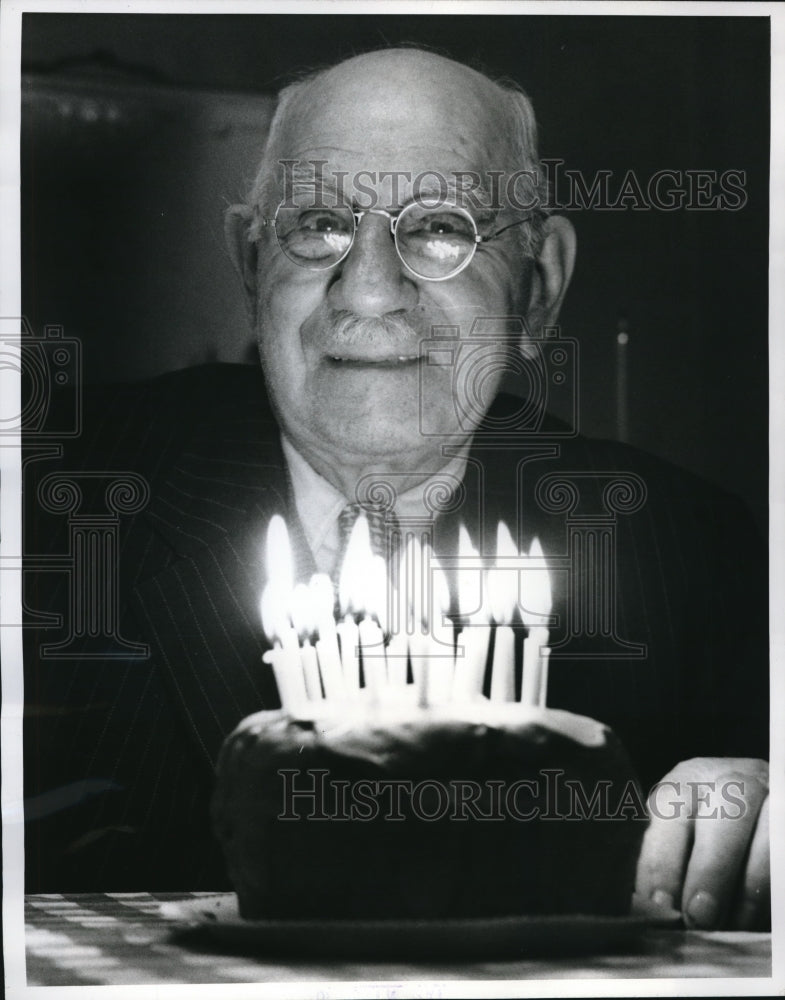 Load image into Gallery viewer, 1961 Press Photo John C Smith at 82nd birthday with his cake
