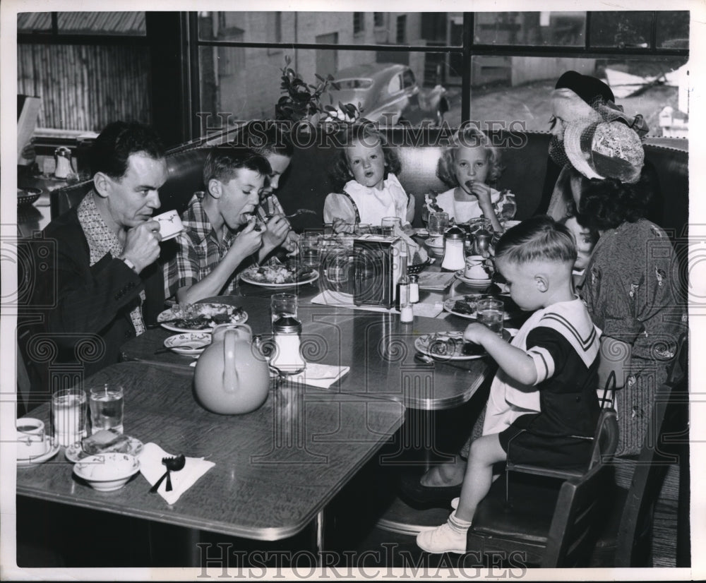 1950 Press Photo Charles Hunner takes the entire family to dinner after church
