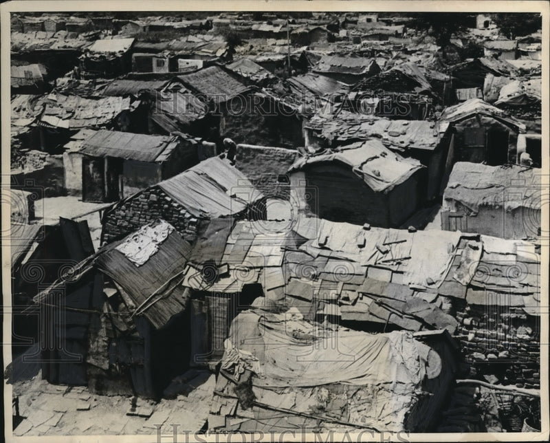 Load image into Gallery viewer, 1969 Press Photo Typical colony shacks at Hindu village
