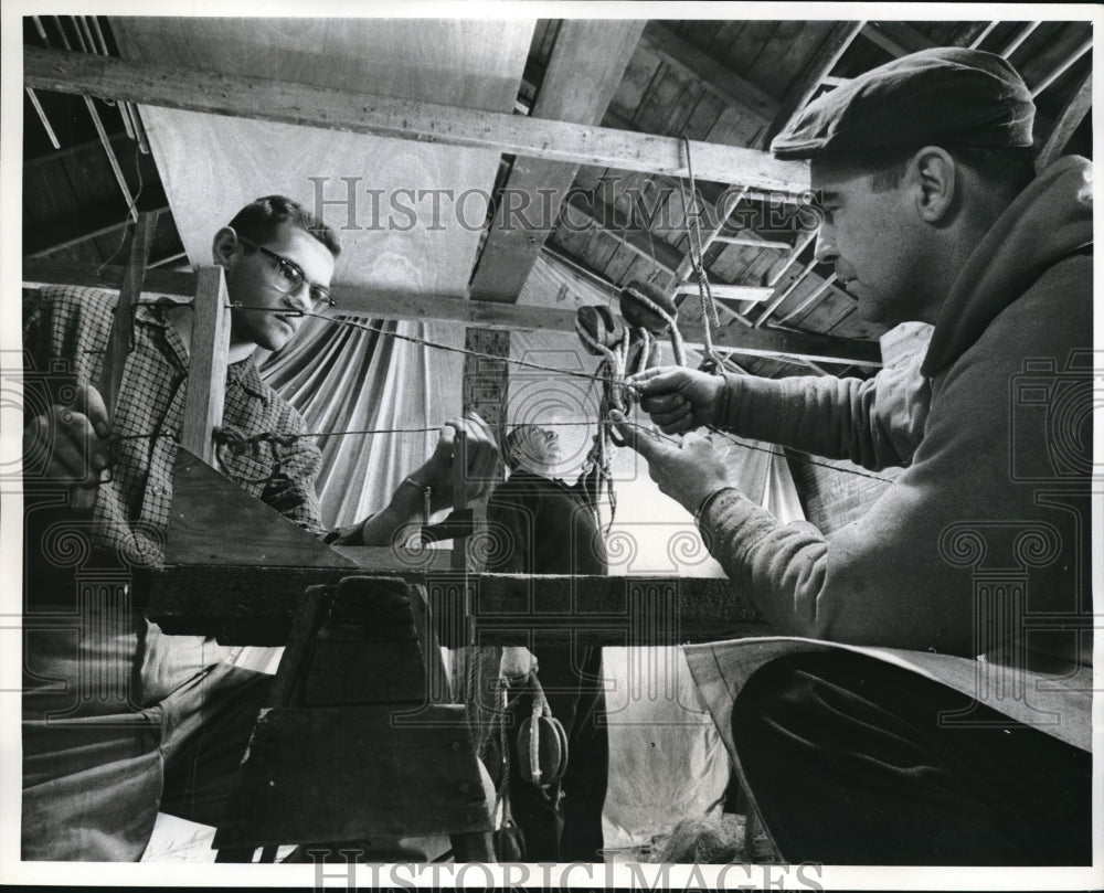 1961 Press Photo Richard Beane ^ Al Guaraldi make rope the old way