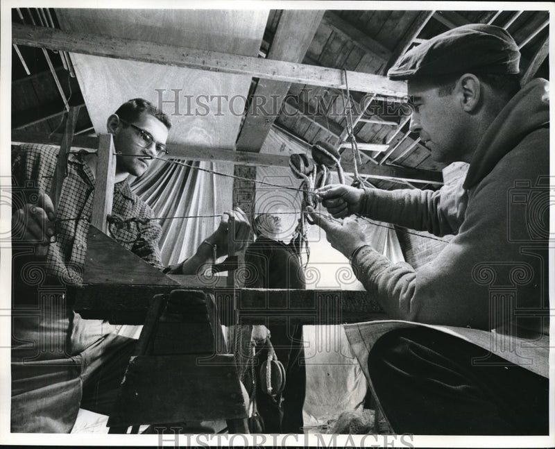 Load image into Gallery viewer, 1961 Press Photo Richard Beane ^ Al Guaraldi make rope the old way
