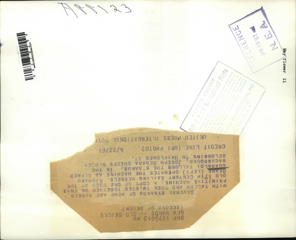 1961 Press Photo Richard Beane ^ Al Guaraldi make rope the old way