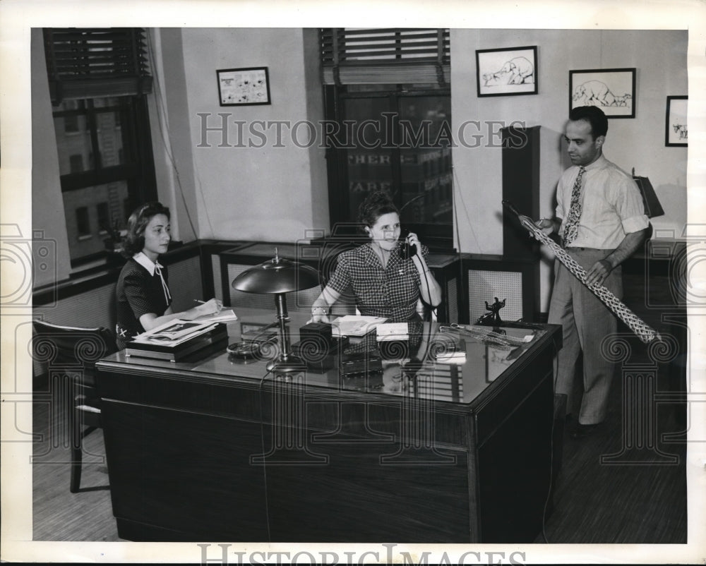 1941 Press Photo Miss Kellems in her NYC office with some workers