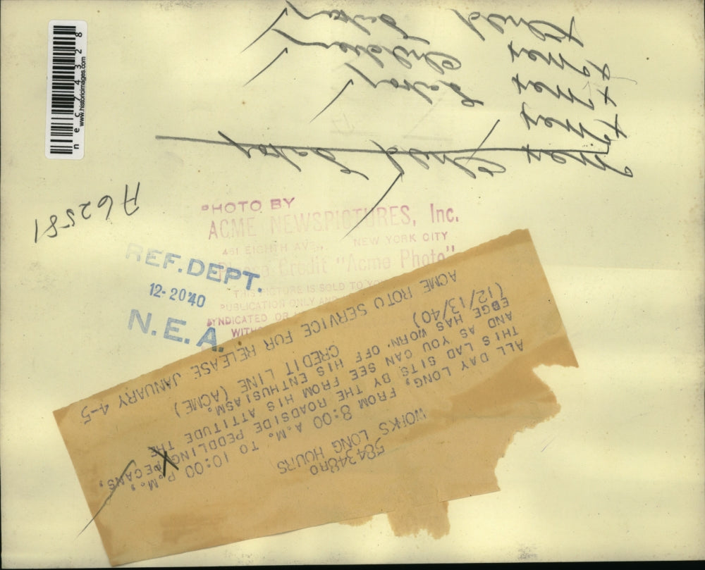 1940 Press Photo A lad pedaling pecansd by roadside